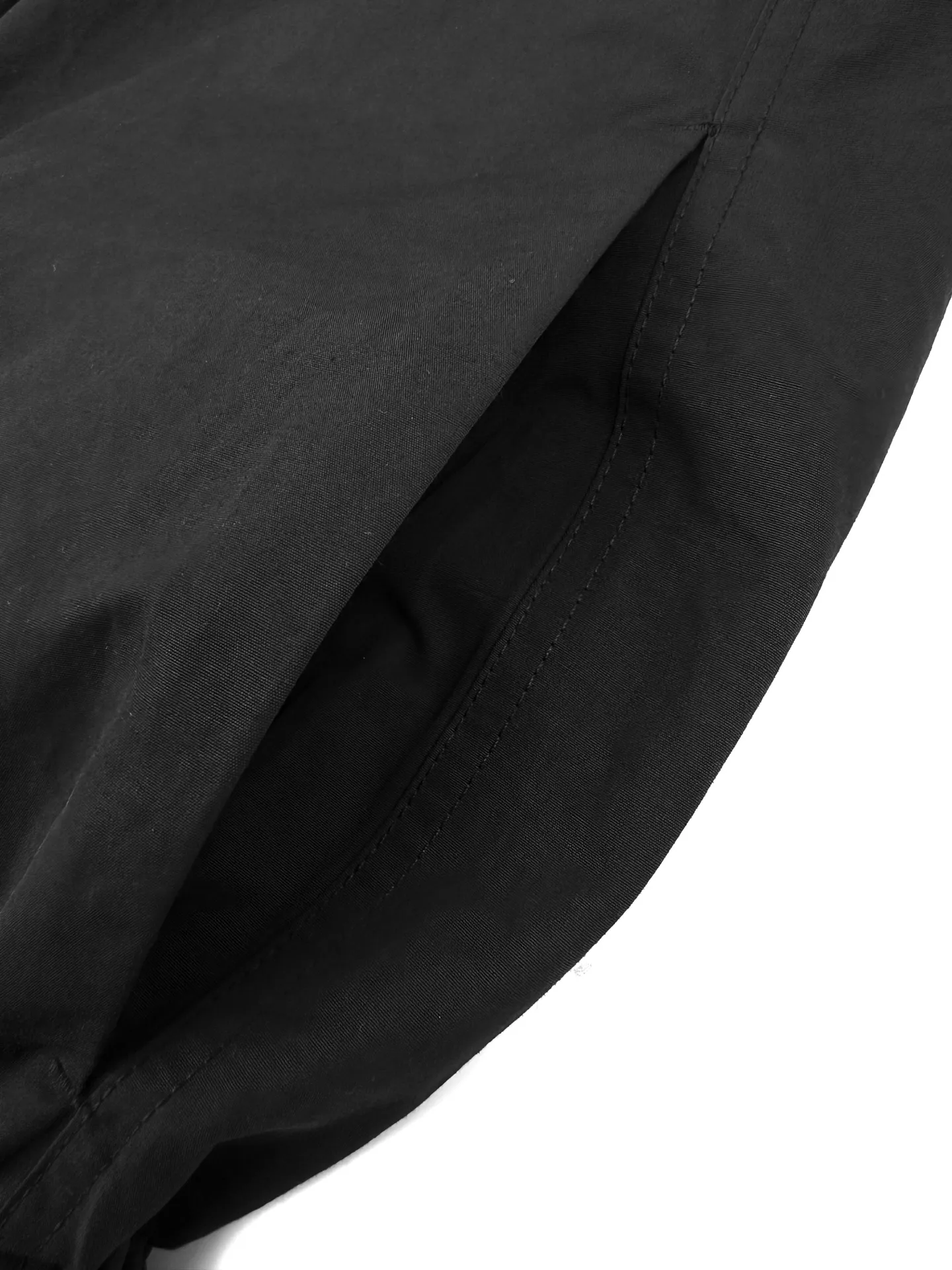 Acn Studios embroidered logo jacket, custom-made Ninglan light woven machine blend, lightweight and windproof, stiff and tough, dark night and calm, embodying Scandinavian cool minimalist aesthetics, stand-up collar with full zipper for neat opening and closing, full lining on the inside to improve the smoothness of putting on and taking off, elasticated and precise cuffs at the hem, creating a relaxed and loose cropped silhouette, three-dimensional logo embroidery in the same color on the back, engraved with STOCKHOLM Chronicle The embroidery is integrated with the body of the garment, hiding the brand's traceability context. The minimalist shape integrates the functional core to interpret the relaxed and relaxed style of high-end ready-to-wear. Process 1: Using imported machine embroidery technology. Using advanced computer control systems and precision mechanical components to realize the Acne Studios logo embroidery operation. High precision. The lines are smooth and delicate. Process 2: The fabrics have been fermented and washed. They have a better hand feel and texture. They are not easy to deform, shrink or fade. Maintain long-term beauty Accessories: Customized 1:1 Acne webbing Customized 1:1 Acne zipper Customized 1:1 Acne trademark Version: Loose version Size: 44 46 48 50 Style number: CC 7004